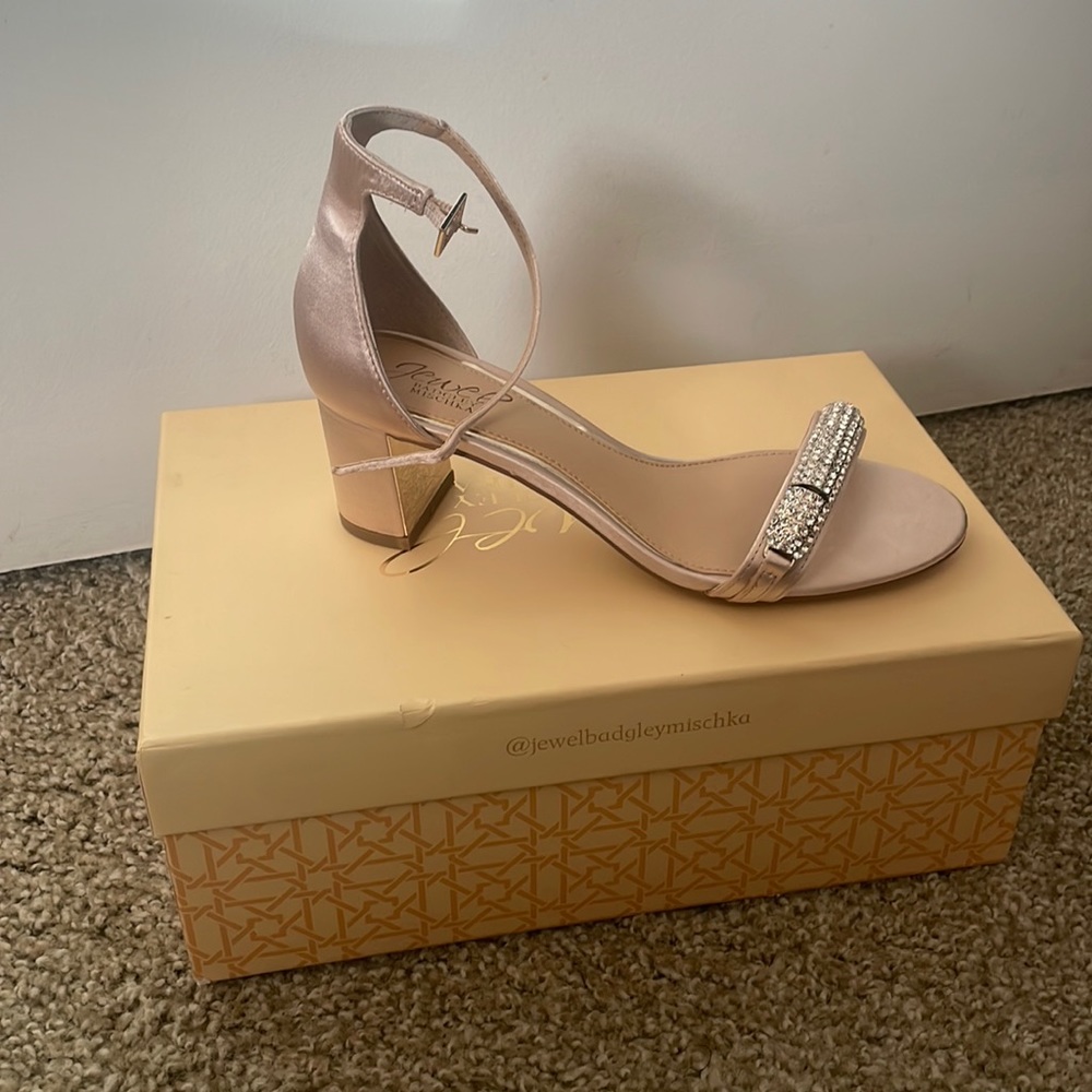 Dressy sandals with a wide heel.